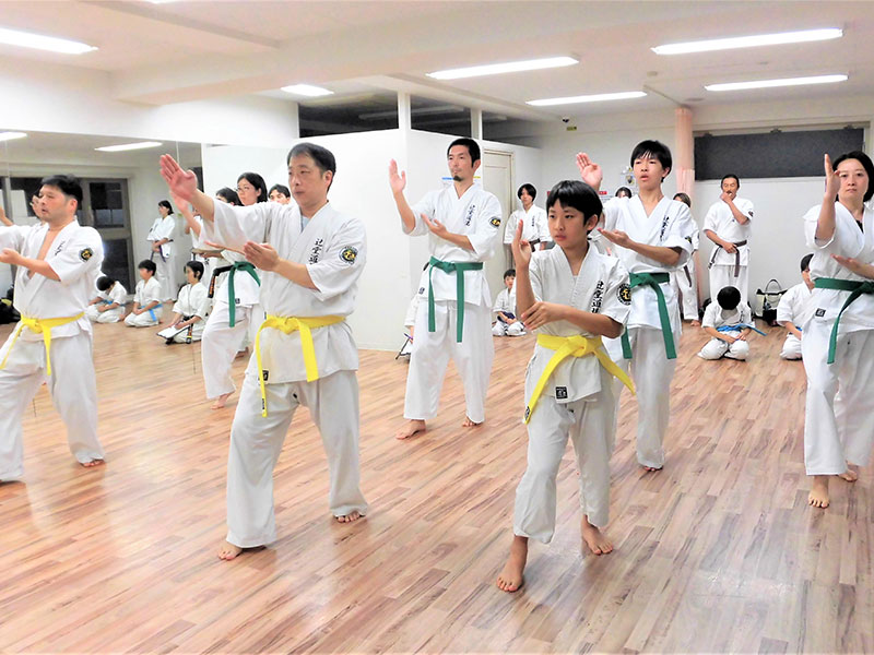 空手道　一般部練習風景